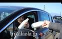 ΤΡΙΚΑΛΑ: Αγρότες και κτηνοτρόφοι μοίρασαν 5.000 μπουκάλια φρέσκο γάλα στο μπλόκο - Εφεραν και τον μικρό Αλέξη... [photos+video]