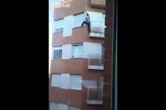 Θα σας παγώσει το αίμα: Κάνει βουτιά θανάτου από τον 4ο όροφο... [video]