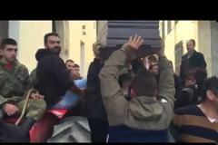 Οι αγρότες κατέβασαν ...το φέρετρό τους! [video]