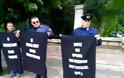 Τους έπιασαν στον ύπνο! Οι αστυνομικοί έβγαλαν πανό έξω από το Μαξίμου... [video]