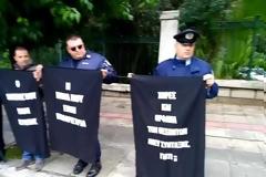 Τους έπιασαν στον ύπνο! Οι αστυνομικοί έβγαλαν πανό έξω από το Μαξίμου... [video]