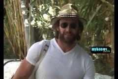 Ο μεγάλος σταρ του Χόλλυγουντ Hugh Jackman ξυπόλυτος τουρίστας στην Ψαρρού!