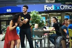 ΑPΧΙΣΕ να την χτυπάει στην μέση του δρόμου - ΔΕΙΤΕ τι τον περίμενε όμως... [video]