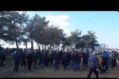 Γκρέμισαν τον φράχτη εξαγριωμένοι πολίτες στο στρατόπεδο για τους πρόσφυγες στο δήμο Δέλτα [video-photos]