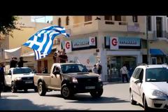 Ετοιμάζονται για την Αθήνα οι αγρότες - Στην Κρήτη πέταξαν αυγά στα γραφεία του ΣΥΡΙΖΑ και έκαναν πορεία με… γουρούνια