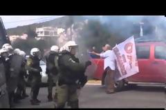 Άγριο ξύλο αγροτών σε αστυνομικούς... [video]