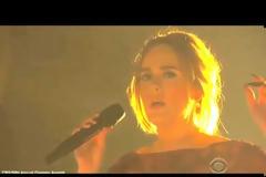 Η στιγμή που η Adele μένει κάγκελο στα Grammy Awards αφού της έκλεισαν... τον ήχο! [video]