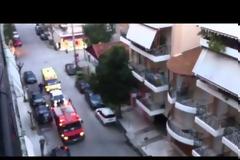Πάτρα: Πυροσβέστες και αστυνομικοί απεγκλώβισαν ημιλυπόθυμη γυναίκα από διαμέρισμα- [photos+video]