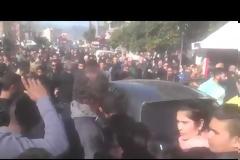 ΑΝΑΤΡΙΧΙΛΑ: Οι φίλοι του Παντελίδη έβαλαν στο τέρμα τα τραγούδια του έξω από την εκκλησία [video]