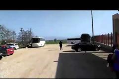 ΧΑΜΟΣ: Ανέβασαν πρόσφυγες στα λεωφορεία, τους κατέβασαν κι εκείνοι έφυγαν πεζή [photo+video]