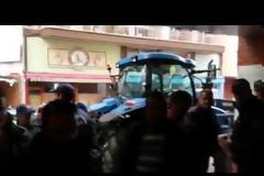 Κατάληψη στην Δ.Ο.Υ. Ξάνθης από αγρότες – Έκλεισαν την είσοδο με... άχυρα! [video]