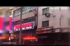 Απίστευτο βίντεο: Ο εραστής κρεμάστηκε από ένα... καλώδιο γιατί ο σύζυγος της γύρισε ξαφνικά σπίτι! [video]