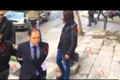 Δείτε πώς αποδοκίμασαν τον εκδότη και τους δημοσιογράφους στην Ευελπίδων... [video]