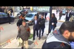 Δείτε πώς αποδοκίμασαν τον εκδότη και τους δημοσιογράφους στην Ευελπίδων... [video]