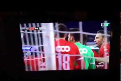 Επική κοκορομαχία Βαλντέζ και Εμπότζι