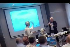 Ακτιβιστές ντυμένοι κλόουν πέταξαν τούρτα σε Ευρωβουλευτή για τους πρόσφυγες... [video]