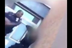 Βίντεο: Αστυνομικός στις ΗΠΑ χαστουκίζει και κλωτσάει μαθητή μέσα σε σχολείο!
