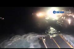Απίστευτο βίντεο: Το Blue Star Naxos δίνει μάχη για να «δέσει» στο λιμάνι με 8 μποφόρ