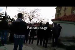 Τραγικές σκηνές στην κηδεία του: Με χειροκροτήματα και υπό τους ήχους των τραγουδιών του το τελευταίο αντίο στον Δημήτρη Κατσαντώνη [photos+video]