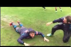 Ξεσάλωσαν με...βουτιές στη Νάπολι!