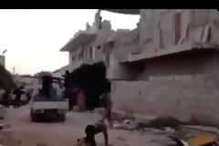 Τρελό γέλιο! Έγινε ο περίγελος του ISIS όταν φώναζε και πυροβολούσε αλλά μετά... [video]