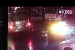 Απίστευτο βίντεο: Άνοιξε η γη και κατάπιε ένα ολόκληρο... λεωφορείο