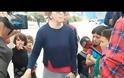 ΑΠΙΣΤΕΥΤΟ ΒΙΝΤΕΟ: Γυναίκα δίνει δωρεάν τρόφιμα σε πρόσφυγες στο Ελληνικό κι εκείνοι αντί για «ευχαριστώ» την κατακλέβουν
