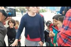 ΑΠΙΣΤΕΥΤΟ ΒΙΝΤΕΟ: Γυναίκα δίνει δωρεάν τρόφιμα σε πρόσφυγες στο Ελληνικό κι εκείνοι αντί για «ευχαριστώ» την κατακλέβουν