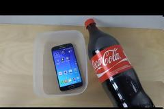 Τι θα συμβεί αν βάλεις ένα Samsung S6 σε κόκα κόλα για 2 λεπτά; [video]