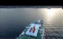 Πετώντας πάνω από το ferry και τον γραφικό όρμο της Αγ. Μαρίνας