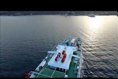Πετώντας πάνω από το ferry και τον γραφικό όρμο της Αγ. Μαρίνας