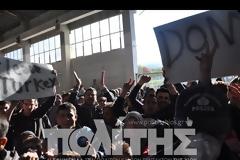 Με πλακάτ και συνθήματα υποδέχθηκαν τον Ν. Τόσκα οι πρόσφυγες στη Χίο [video]