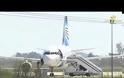 Egyptair Η Στιγμή που μέλος του πληρώματος διαφεύγει απο το παράθυρο του πιλοτηρίου