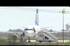 Egyptair Η Στιγμή που μέλος του πληρώματος διαφεύγει απο το παράθυρο του πιλοτηρίου