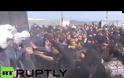 Άγριο ξύλο στην Ειδομένη: Πρόσφυγες και μετανάστες εναντίον ΜΑΤ... [video]