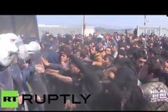Άγριο ξύλο στην Ειδομένη: Πρόσφυγες και μετανάστες εναντίον ΜΑΤ... [video]