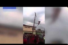 Σοκ! Ήθελε να κάνει αναπαράσταση τη Σταύρωση του Χριστού και... κατέληξε στο κενό [video]