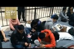 Η οπαδοί της Apple περίμεναν όλη νύχτα το άνοιγμα του νέου καταστήματος στην Κίνα