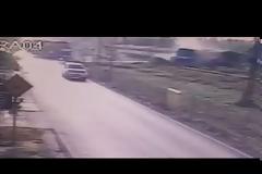 Συγκλονιστικό βίντεο: Τρένο κόβει στα δύο τουριστικό πούλμαν ακινητοποιημένο στις ράγες