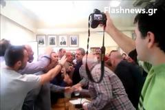 Πιάστηκαν στα χέρια στο δημοτικό συμβούλιο Χανίων [photo+video]