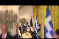Απίστευτο βίντεο: Ο Ομπάμα μιλάει ελληνικά και λέει Ζήτω η Ελλάς... [video]