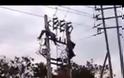 Βίντεο - σοκ: Τεχνικός παθαίνει ηλεκτροπληξία πάνω σε κολώνα ρεύματος και κανείς δεν μπορεί να τον βοηθήσει... [video]