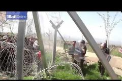 Σοκαριστικό βίντεο: Σκοπιανοί συνοριοφύλακες χτυπούν βάναυσα προσφυγόπουλα... [video]
