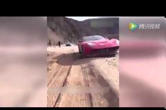 Απίστευτος ο τύπος! Πήρε τα supercars και τα... έλιωσε [video]