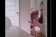 Δίδυμοι μπελάδες δεν πάνε με τίποτα για ύπνο τρελαίνοντας τη νεαρή μητέρα τους [Video]