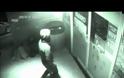ΕΞΩΠΡΑΓΜΑΤΙΚΟ: Κάμερα καταγράφει άγνωστο νεαρό να περνάει μια πόρτα σαν φάντασμα - Ταξιδιώτης του χρόνου, ή κάποιος που διέρχεται από μια άλλη διάσταση; [video]