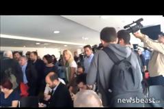 Χαμός στη συνέντευξη Τύπου της Ηλεκτρονικής Αθηνών: Οι εργαζόμενοι τη διέκοψαν [video]