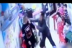 Η εκδίκηση της γιαγιάς – Ξυλοφόρτωσε άγρια νηπιαγωγό που έπιασε στα πράσα να δέρνει το εγγονάκι της ([vdeo]