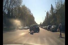 Βίντεο - σοκ: Το αυτοκίνητο έκανε αναστροφή και αυτό που συνέβη τους άφησε όλους με το στόμα ανοιχτό! [video]
