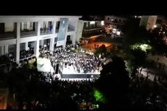 Eκπληκτικό φινάλε με την ορχήστρα στην πλατεία. «Μια πόλη μαγική»! [video]